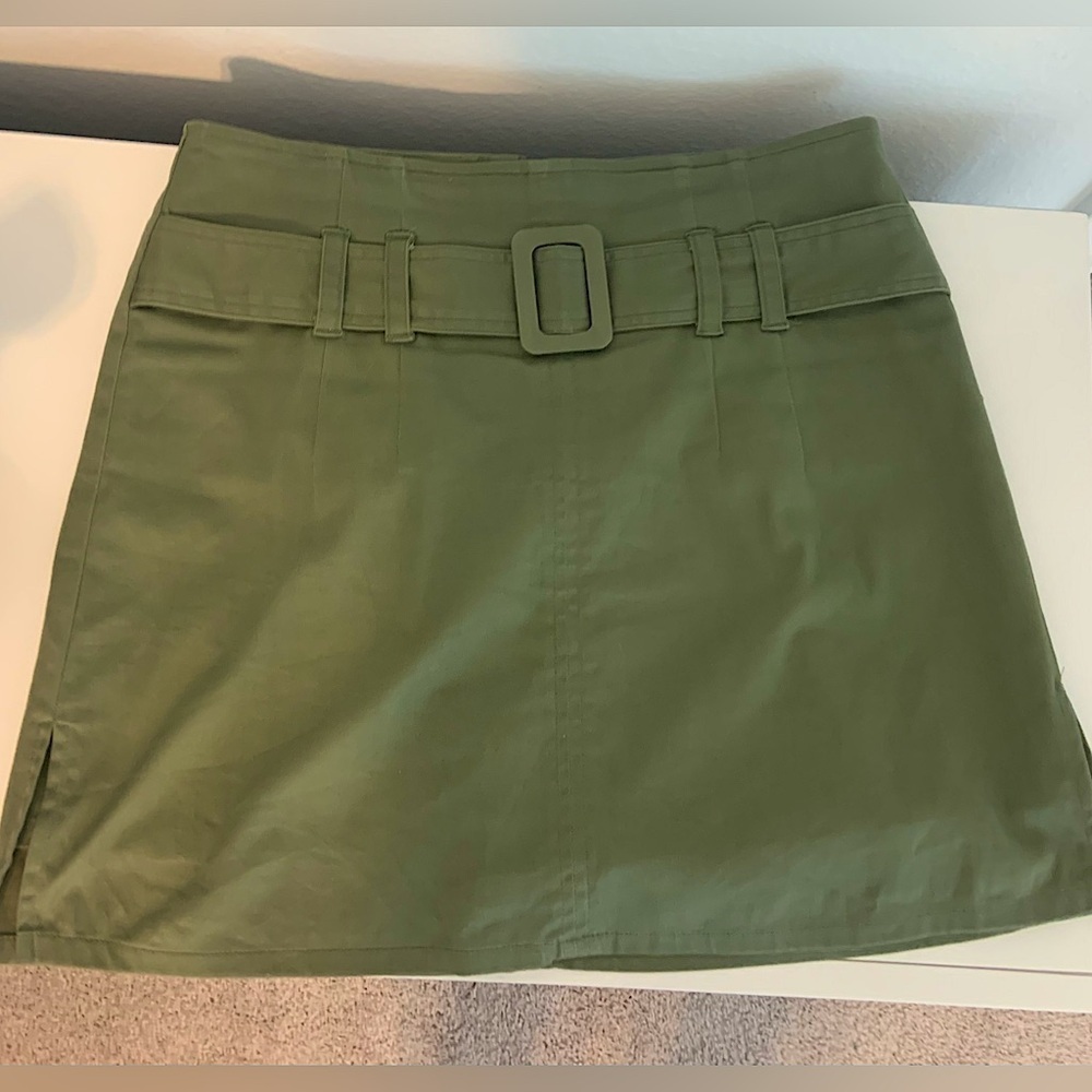 Y2K Buckle Mini Skort Women’s 4 Army Green - Picture 2 of 15